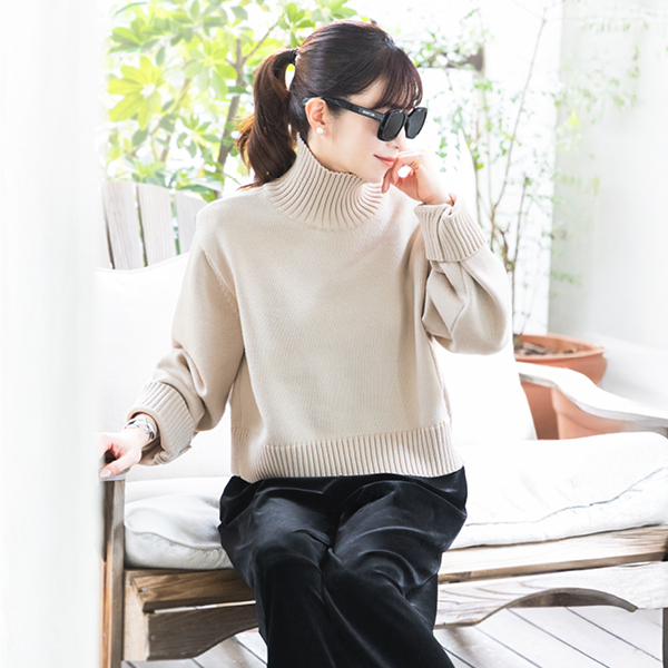 しっとりウール Airy High Neck Sweater